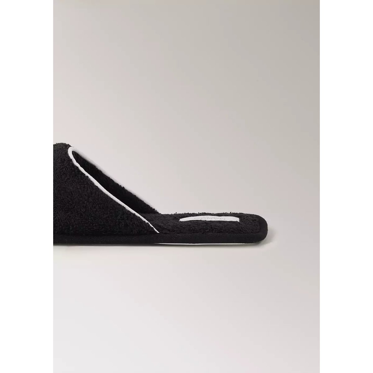 Baskets en tissu éponge avec détail passepoilé noir, MANGO HOME