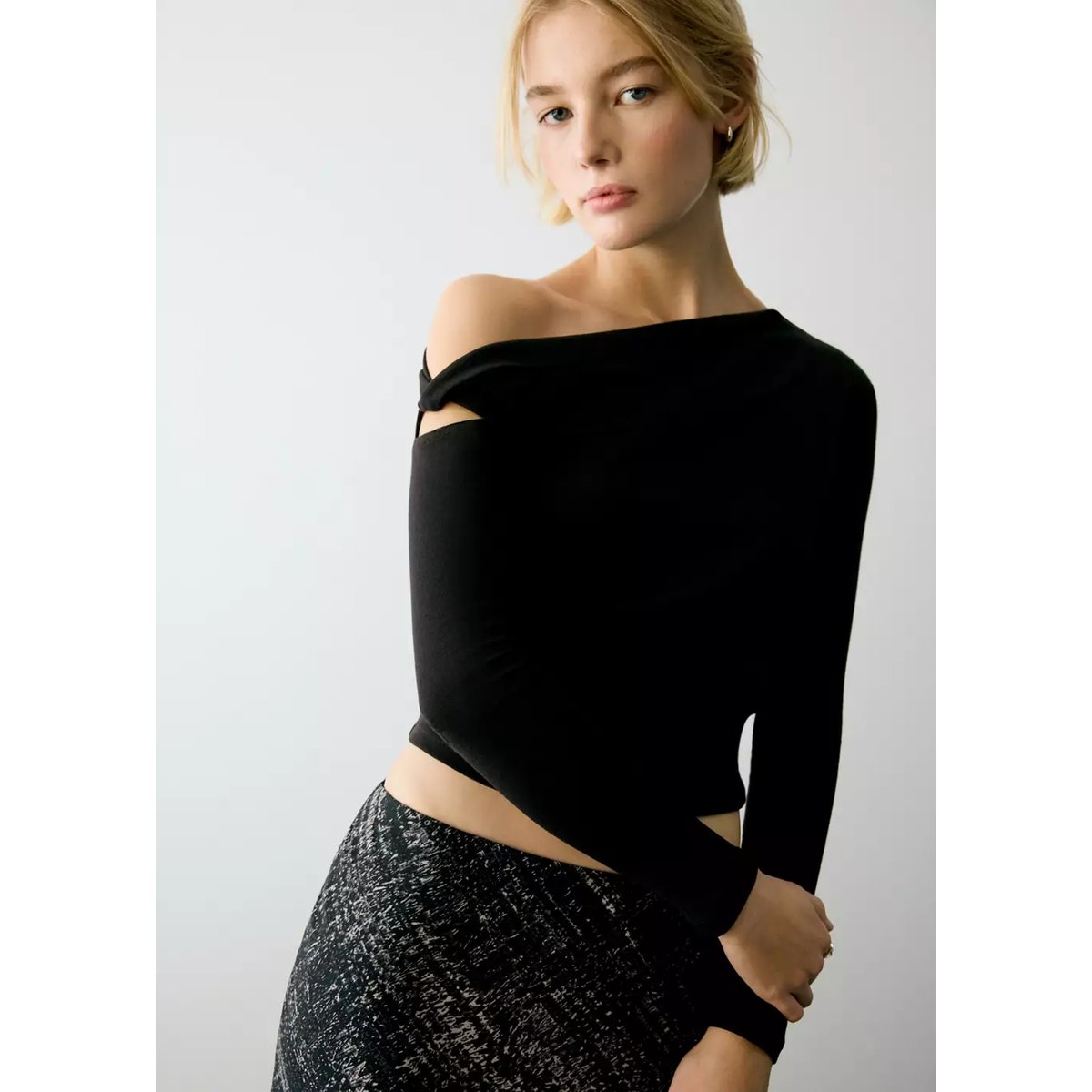 T-shirt coton à décolleté asymétrique noir, MANGO TEEN