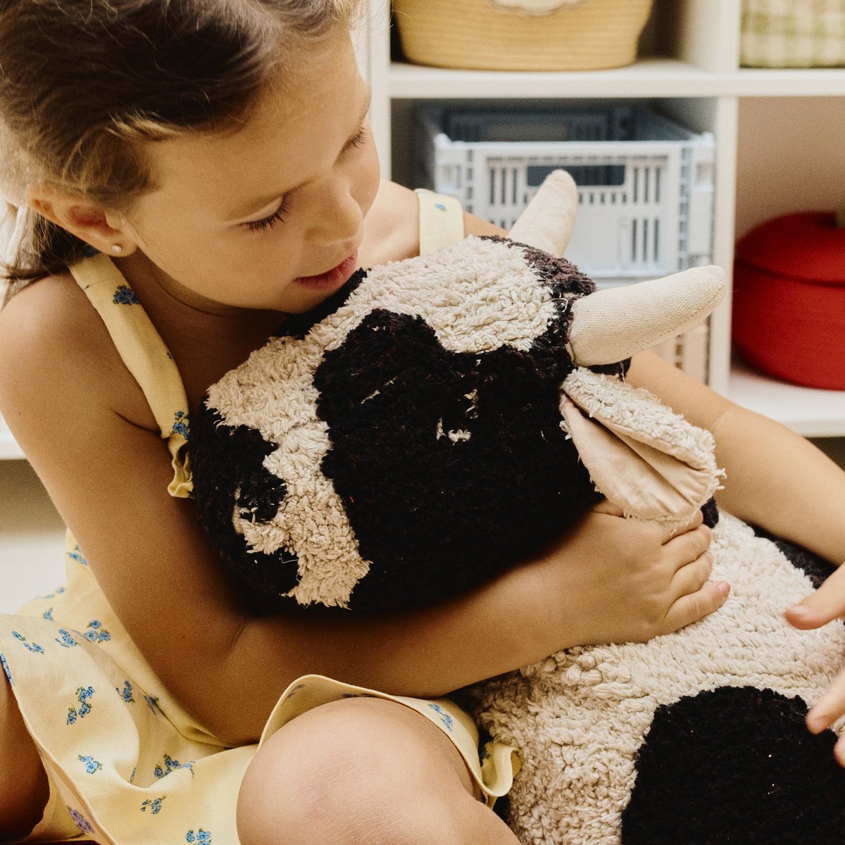 Pouf en coton Vache Lola PETALS & PALS naturel, grain de café, noir, rose, LORENA CANALS