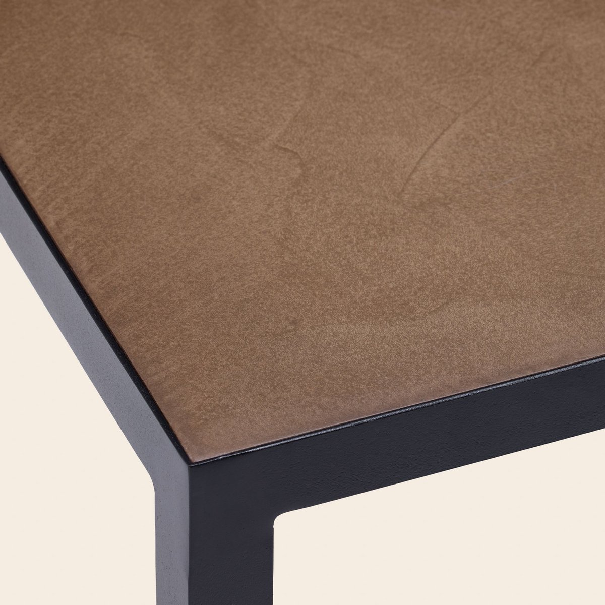 Table À Manger en Plateau en bois et piètement métal noir ORELIA terre brune et métal noir, MADURA