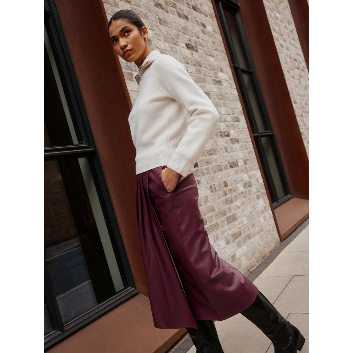 Jupe kilt mi-longue en similicuir rouge bordeaux, NEXT