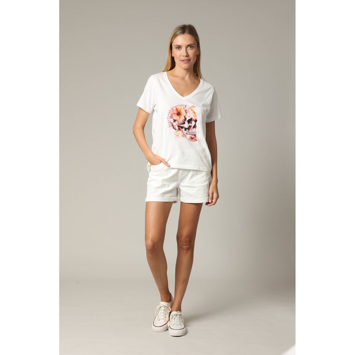 T-shirt femme exotique à manches courtes et au col v à 100% coton TROPISKULL off white, DEELUXE
