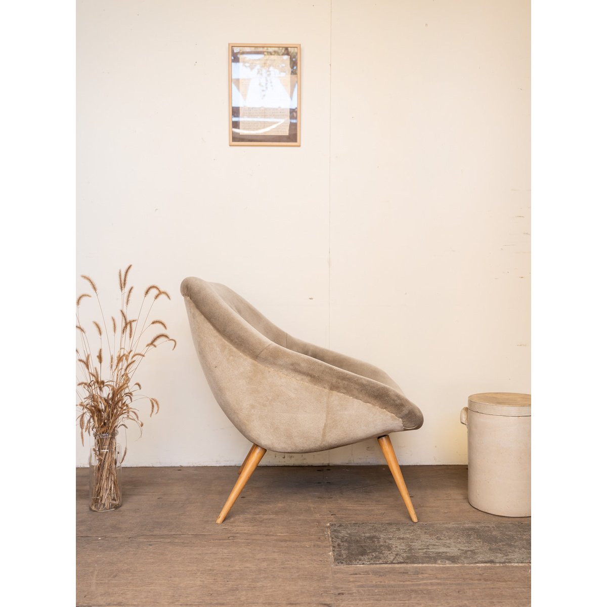 Fauteuil en bois et velours beige Ernest N°1548 - Bon état bois clair, DEBONGOUT