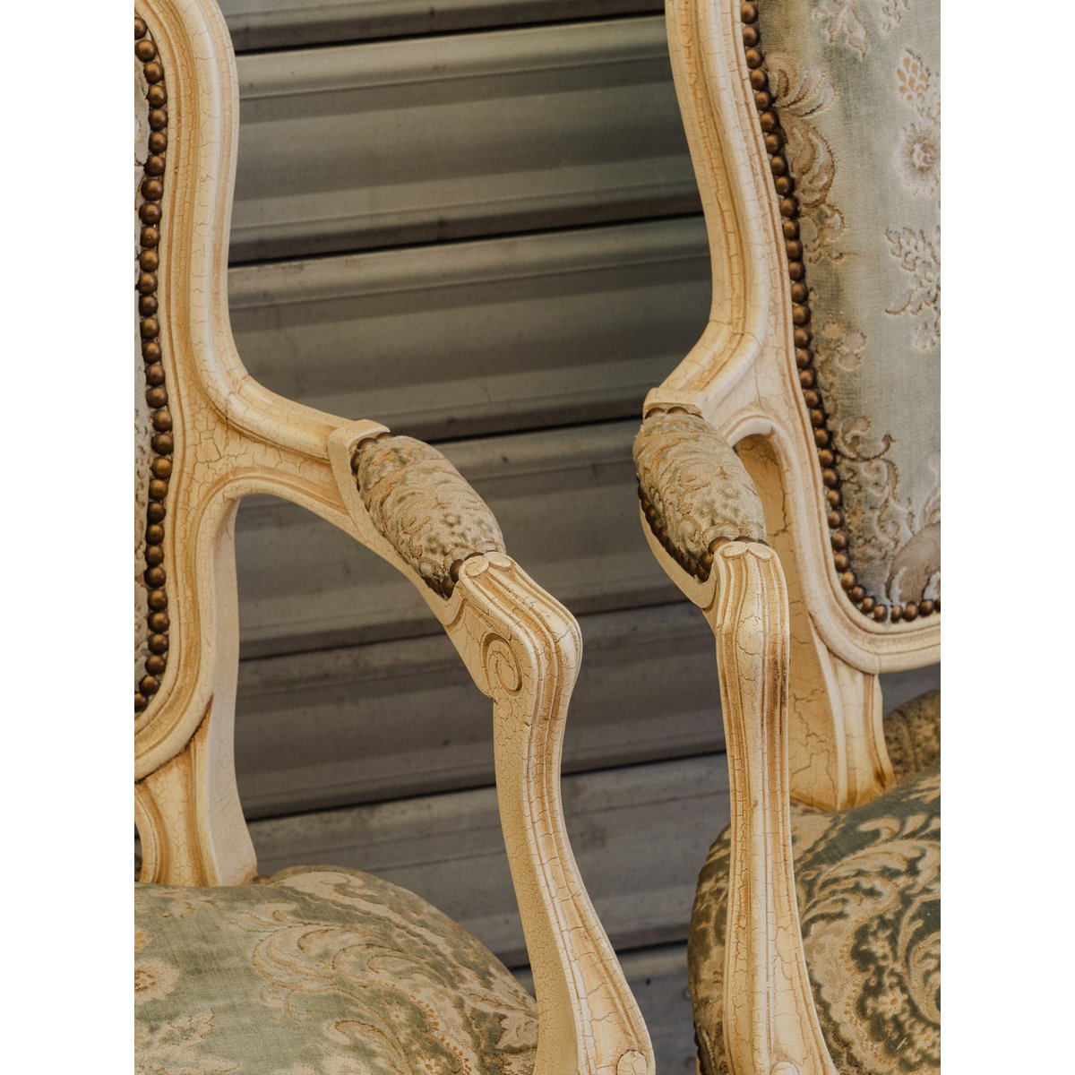 Paire de fauteuils en bois et tissu Ernest N°1617 - Bon état beige, DEBONGOUT