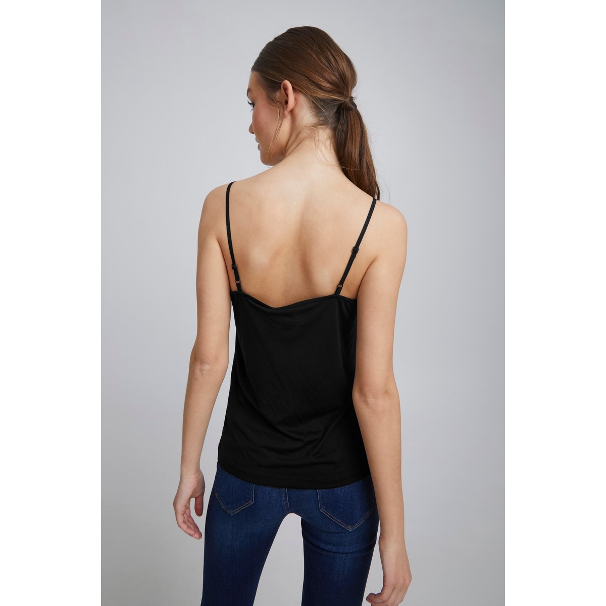 Sleeveless top noir, ICHI