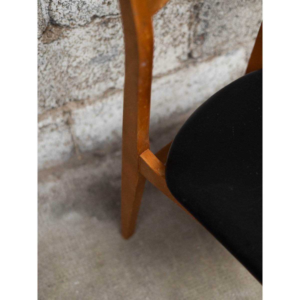 Paire de chaises en skaï Alma N°1722 - Bon état marron, DEBONGOUT
