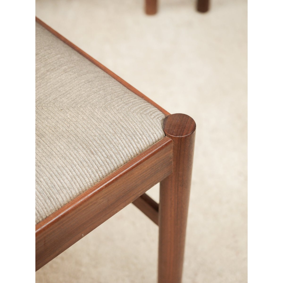 Lot de 4 chaises grises Alma N°1975 - Bon état bois foncé, DEBONGOUT