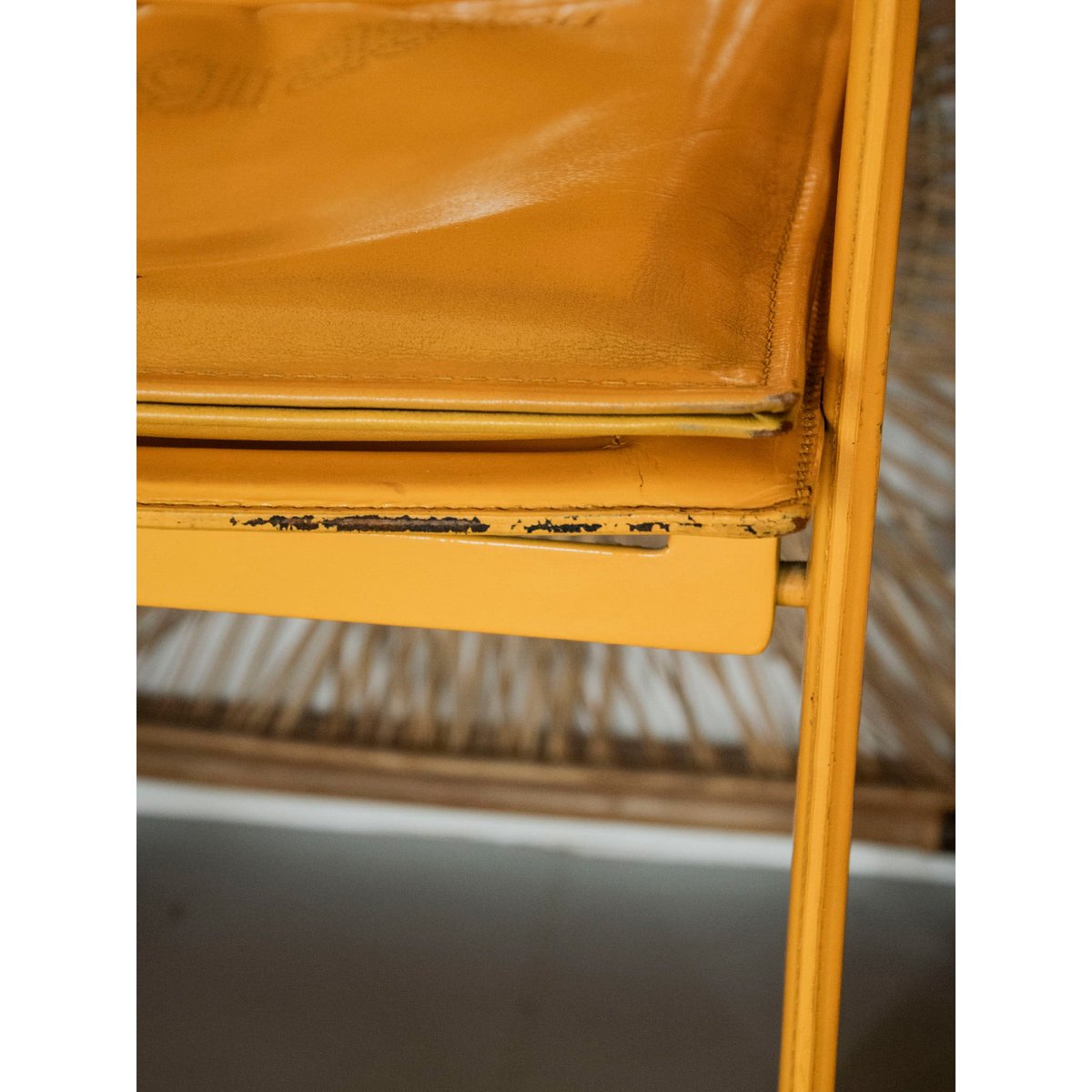 Paire de fauteuils en cuir jaune Jakob N°1240 - Bon état jaune, DEBONGOUT