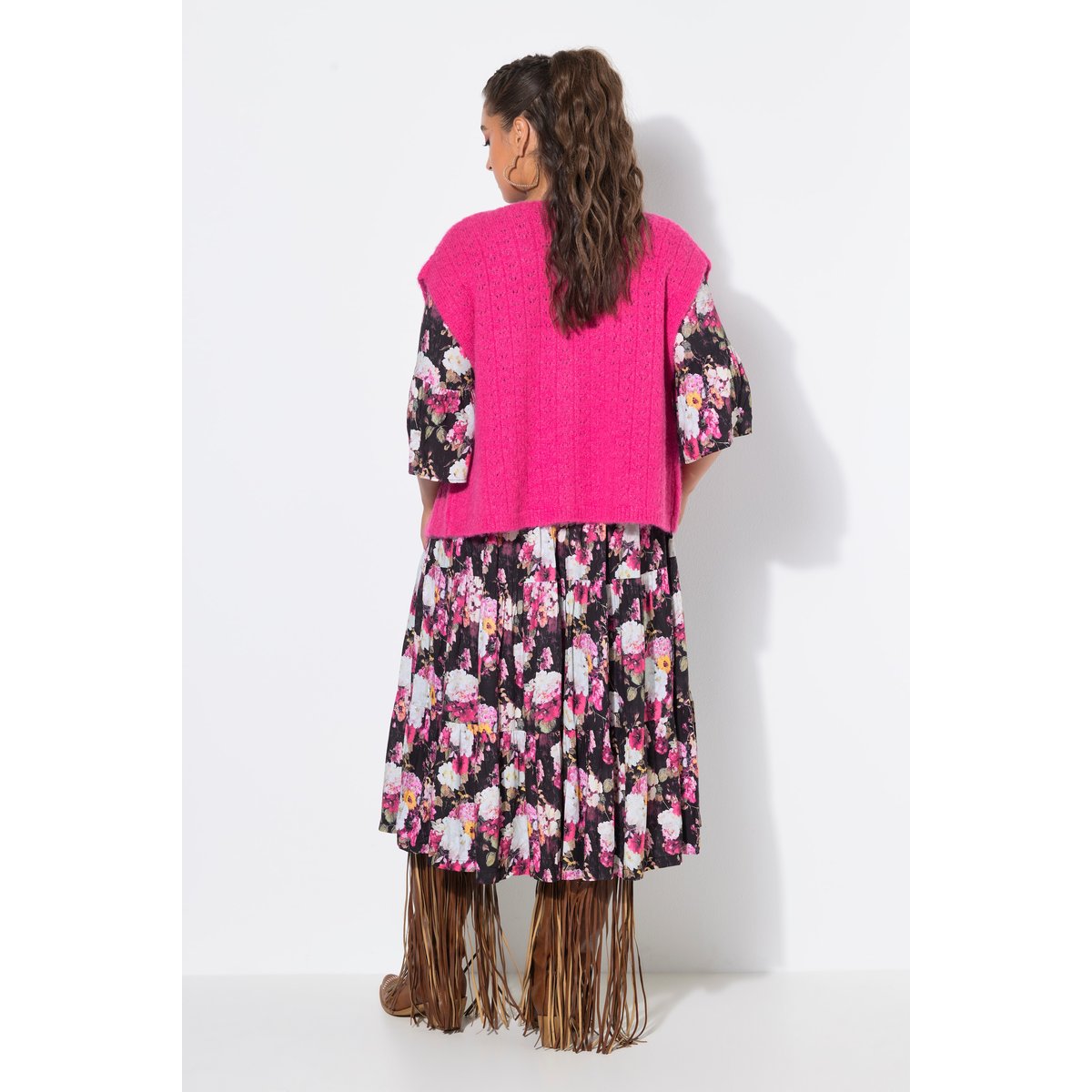 Gilet en maille ajourée, boutons fantaisie rose vif fuchsia, STUDIO UNTOLD
