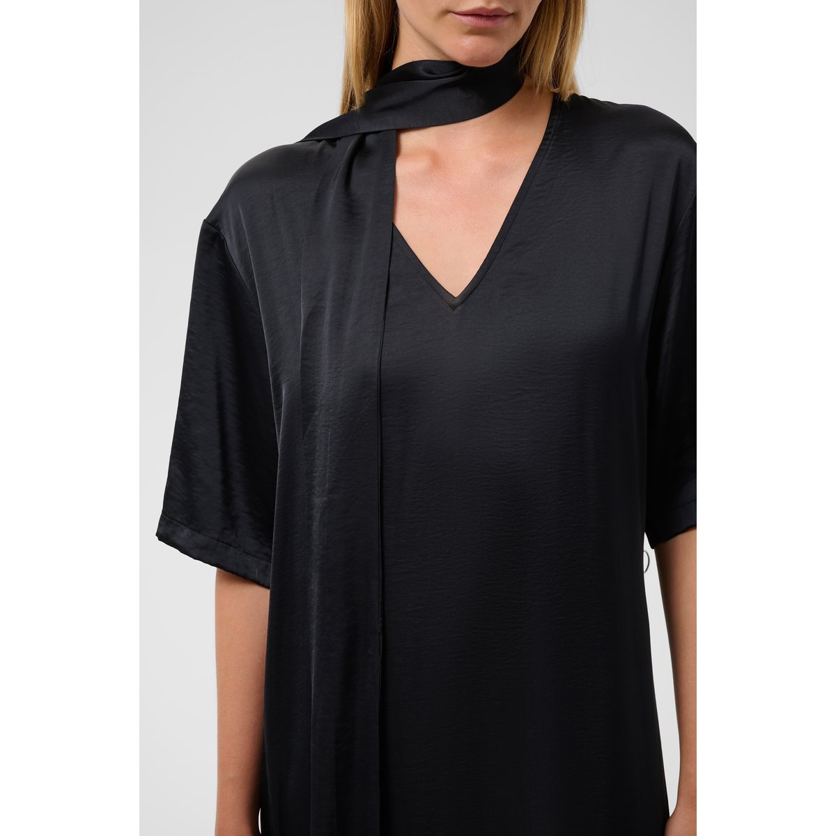 Robe noir, SOAKED IN LUXURY