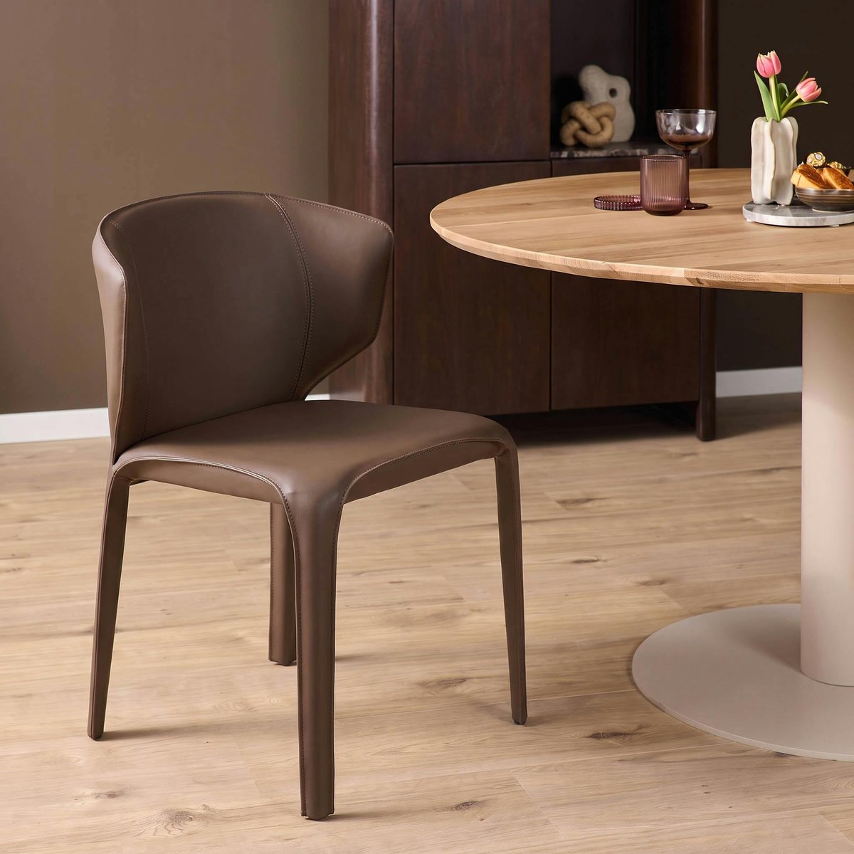 Chaise en simili à dossier courbe (lot de 2) CORTINA marron, PIER IMPORT
