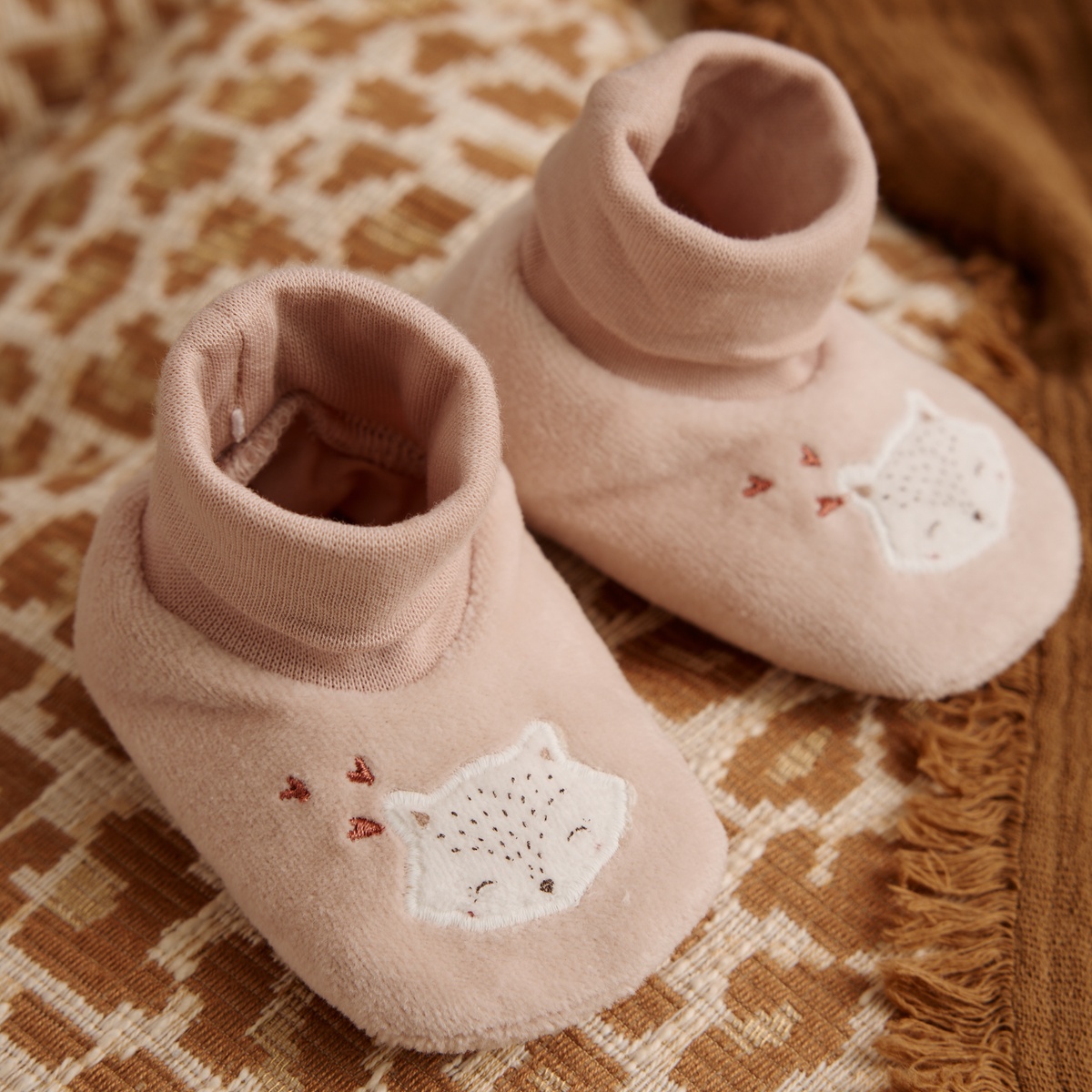 Chaussons bébé en velours Doucette rose, PETIT BEGUIN