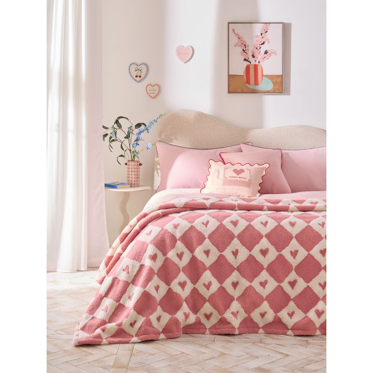 Jeté de lit en peau lainée à cœurs/carreaux rose, NEXT