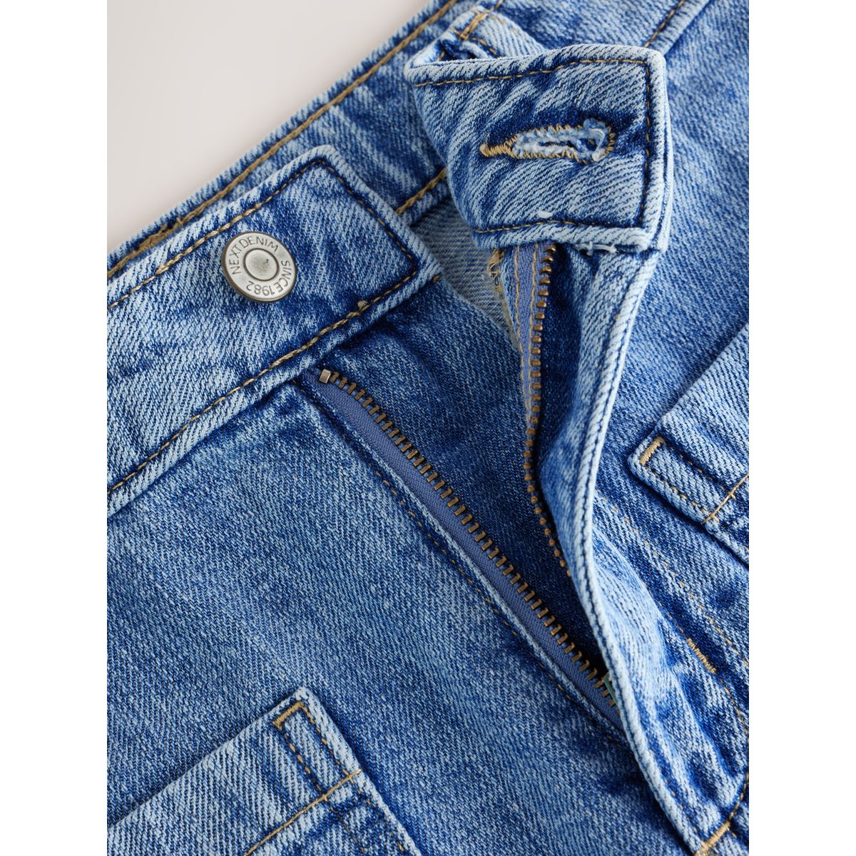 Short en denim léger à poche plaquée bleu clair, NEXT