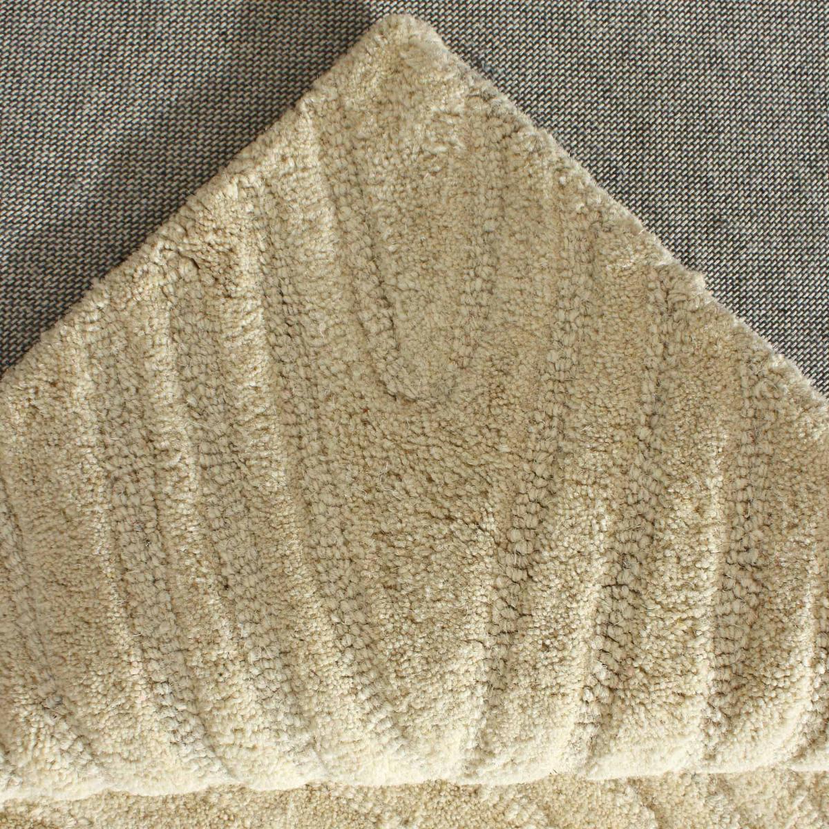 Tapis salon VYTA fait à la main en Laine, motif design ton sur ton beige, UN AMOUR DE TAPIS