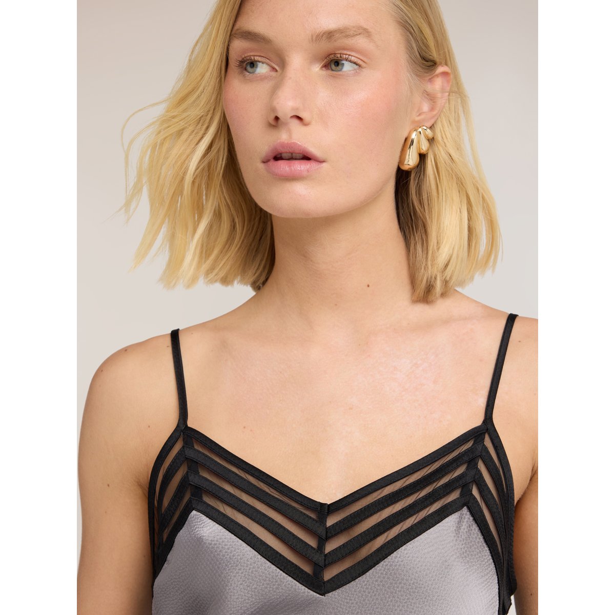 Robe longue avec bordure en tulle gris, MOTIVI