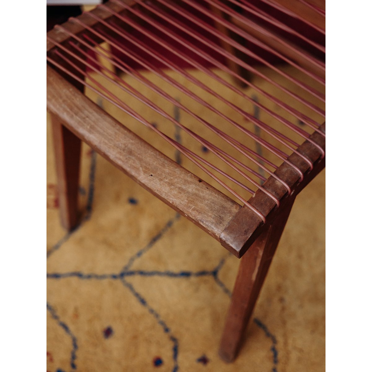 Paire de chaises en scoubidou Alma N°141 - Bon état bois, DEBONGOUT