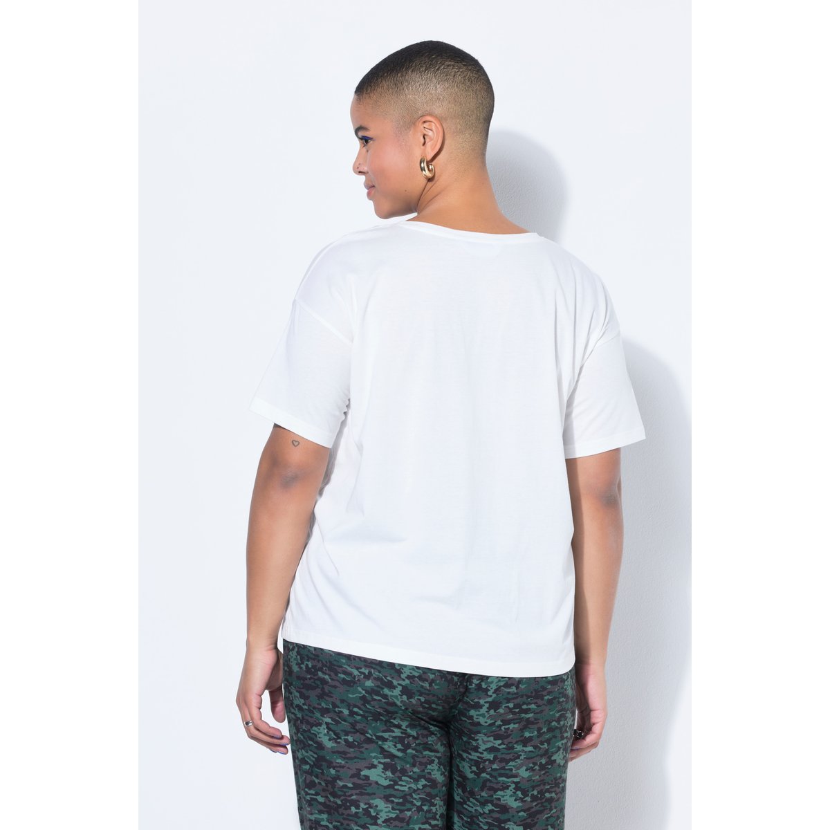 T-shirt oversize à message brodé blanc cassé, STUDIO UNTOLD