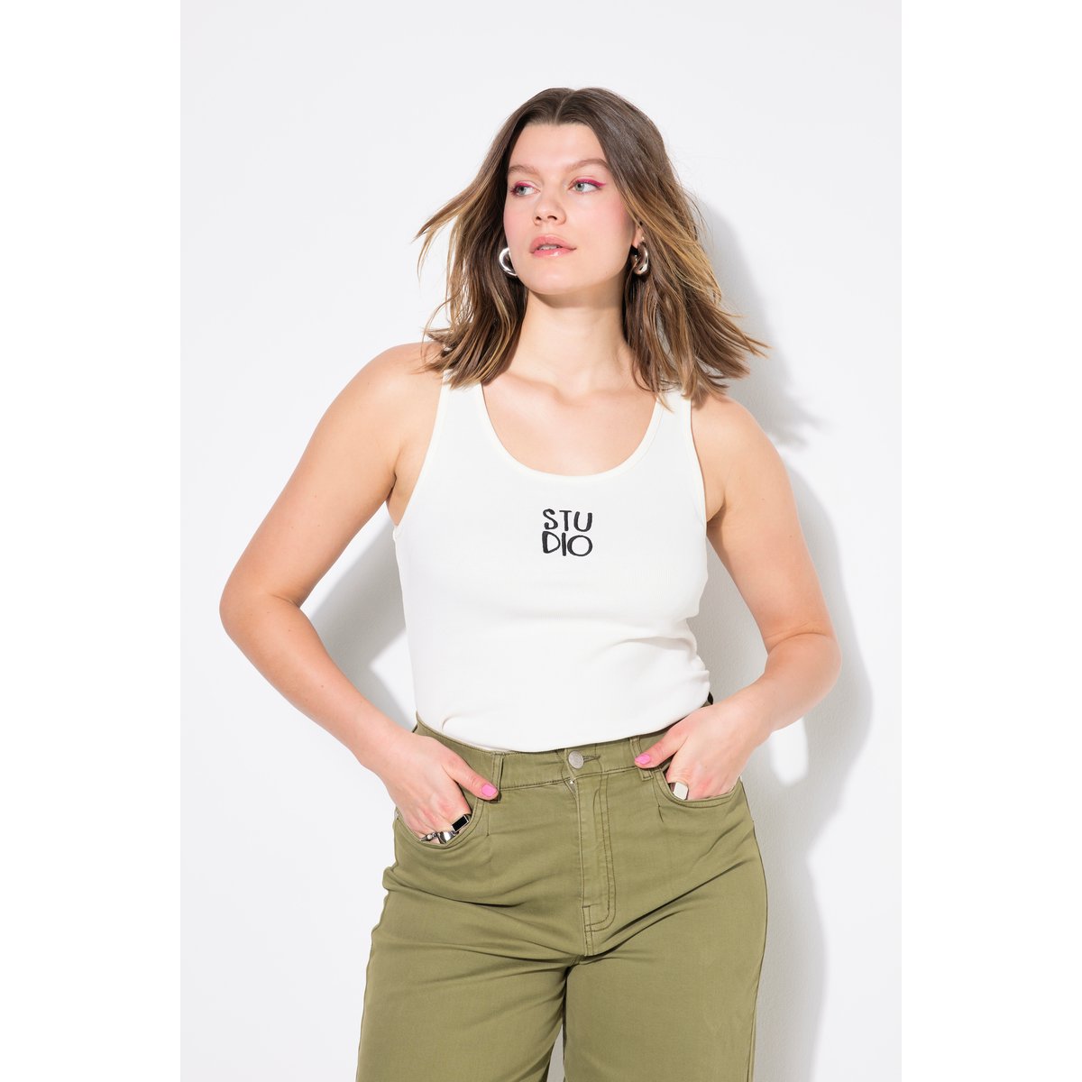 T-shirt côtelé, coupe Slim Basic, broderie blanc cassé, STUDIO UNTOLD