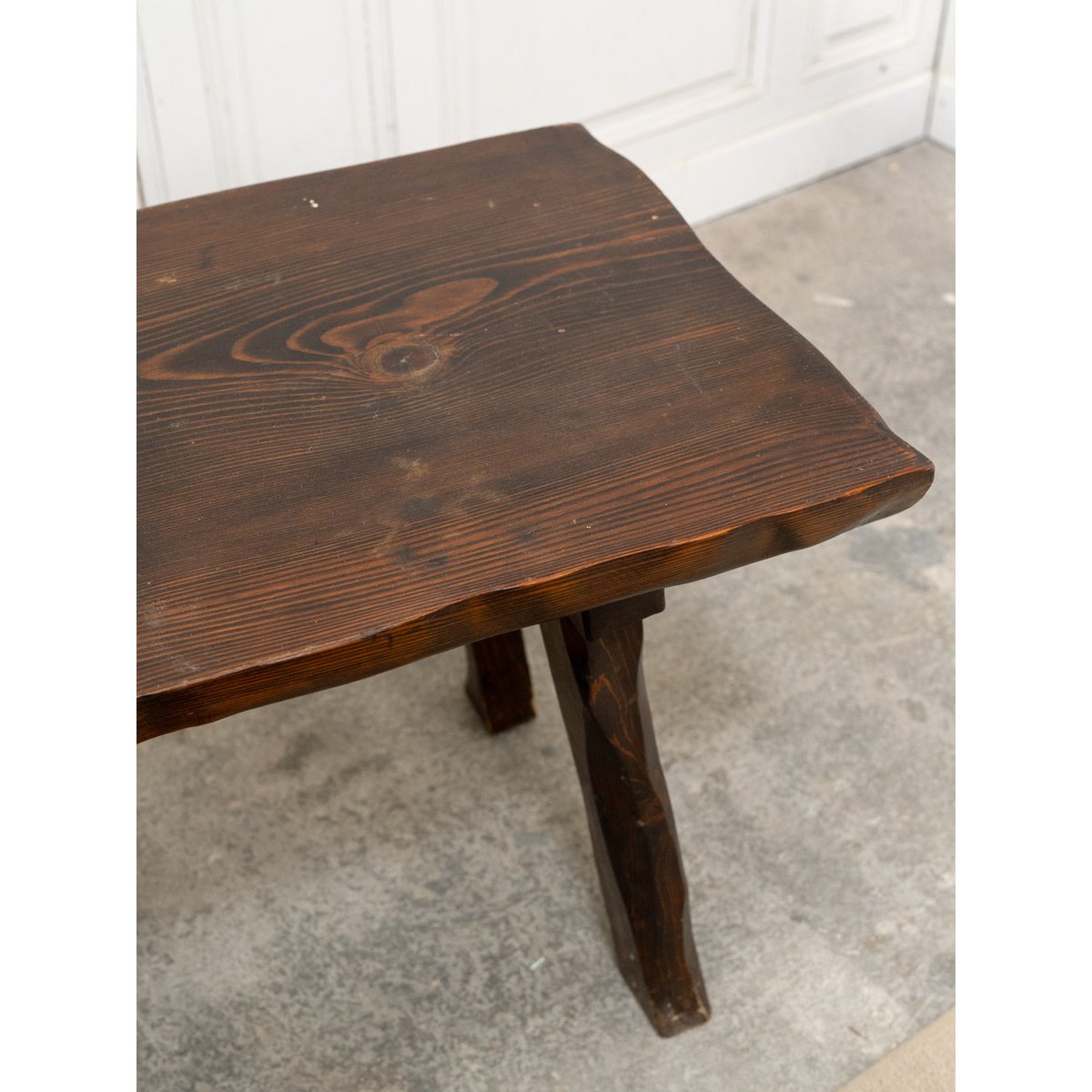 Table brutaliste et ses cinq tabourets Ange N°25 - Bon état bois foncé, DEBONGOUT