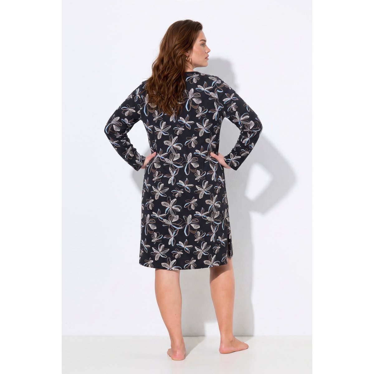 Grand T-shirt en coton bio, motif floral noir, ULLA POPKEN