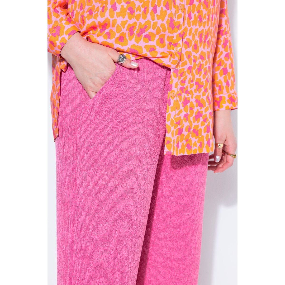 Pantalon jambes larges, texturé rose fluo, STUDIO UNTOLD