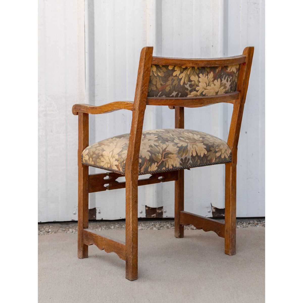 Fauteuil ancien clouté en bois et tissu Ernest N°1497 - Bon état bois foncé, DEBONGOUT