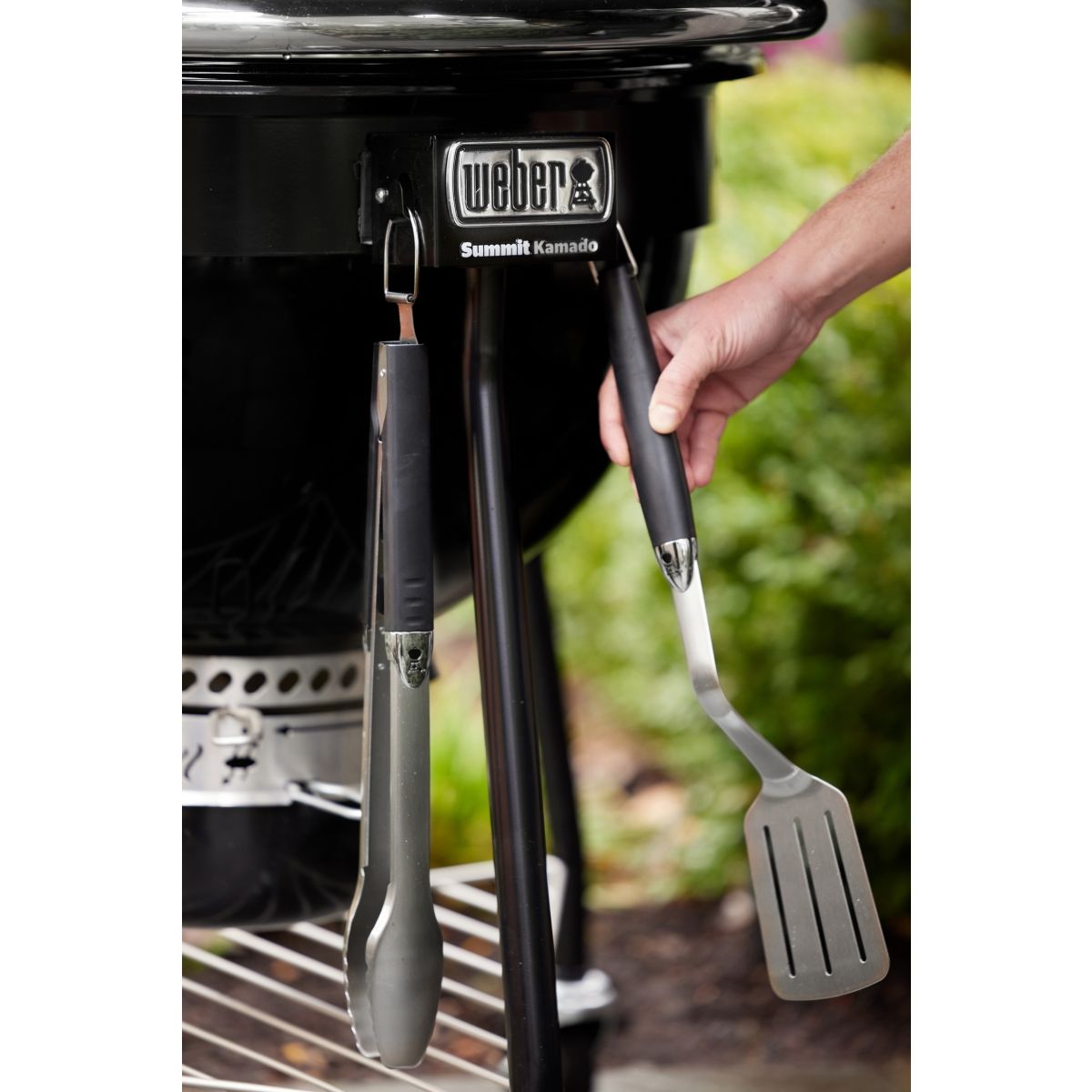 Kamado Summit E6 black sur pieds 61 cm noir, WEBER
