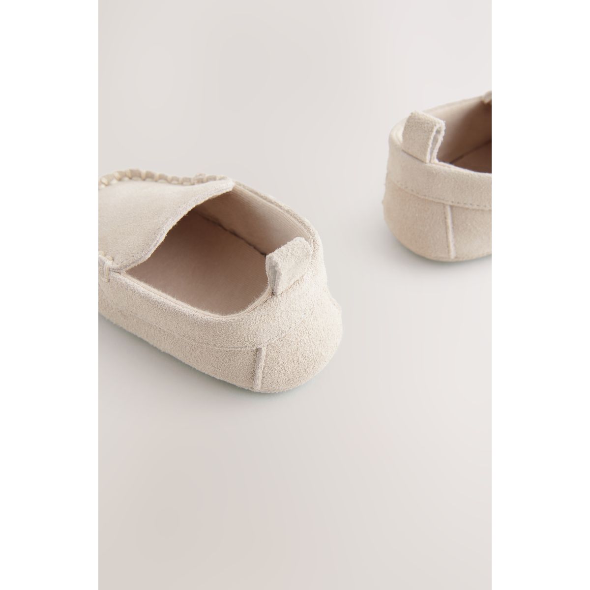 Chaussures en daim pour bébé mocassin neutre, NEXT
