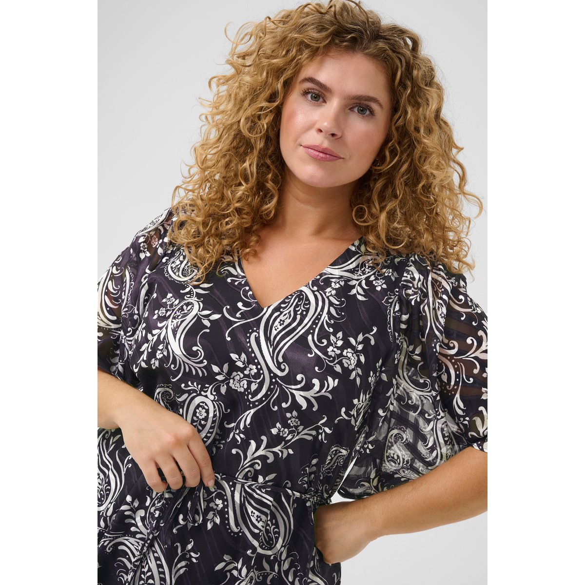 Robe noir black/turtledove paisley, KAFFE CURVE