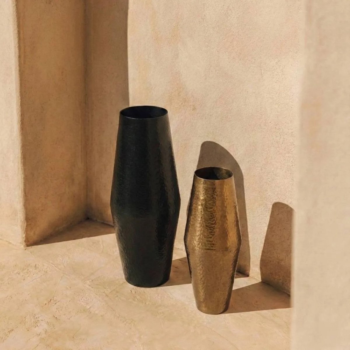Vase design en métal martelé, H50cm doré, ORNAMI