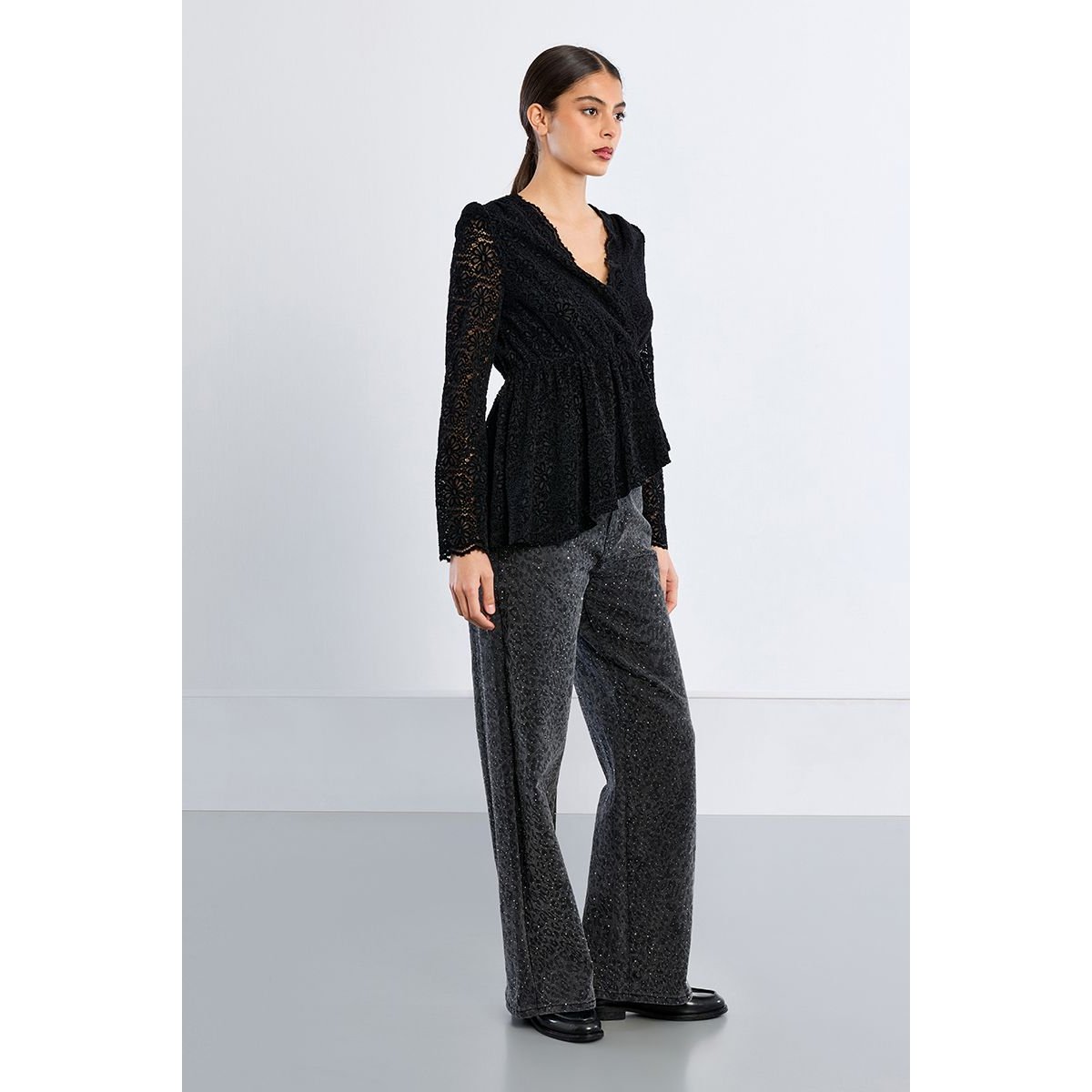 Top asymétrique en velours, brodé noir, LILI SIDONIO