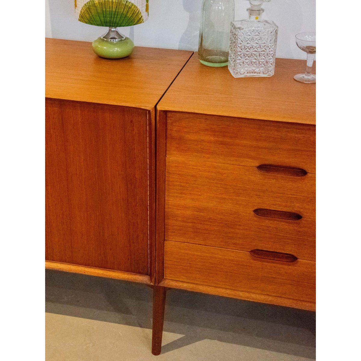 Longue enfilade en bois clair Margaret N°430 - Bon état bois foncé, DEBONGOUT