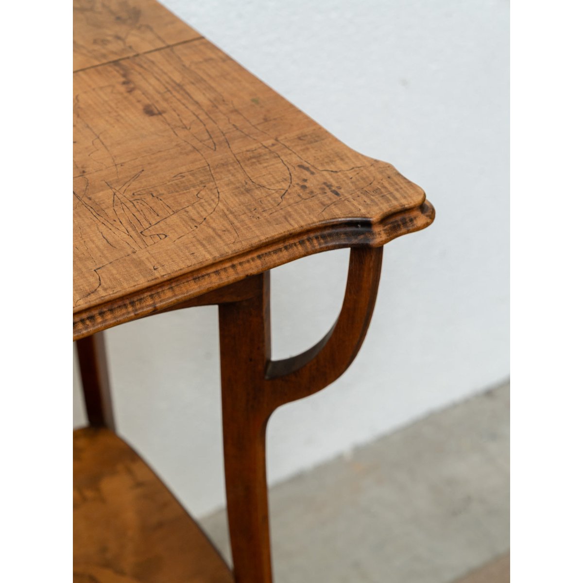 Table d'appoint en marqueterie Francine N°1101 - Bon état bois clair, DEBONGOUT