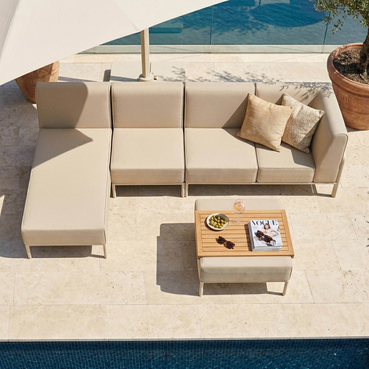 Salon de jardin modulable 5 places avec 2 chauffeuses, 1 fauteuil d'angle, 1 méridienne et 1 pouf, PATIO beige, OVIALA