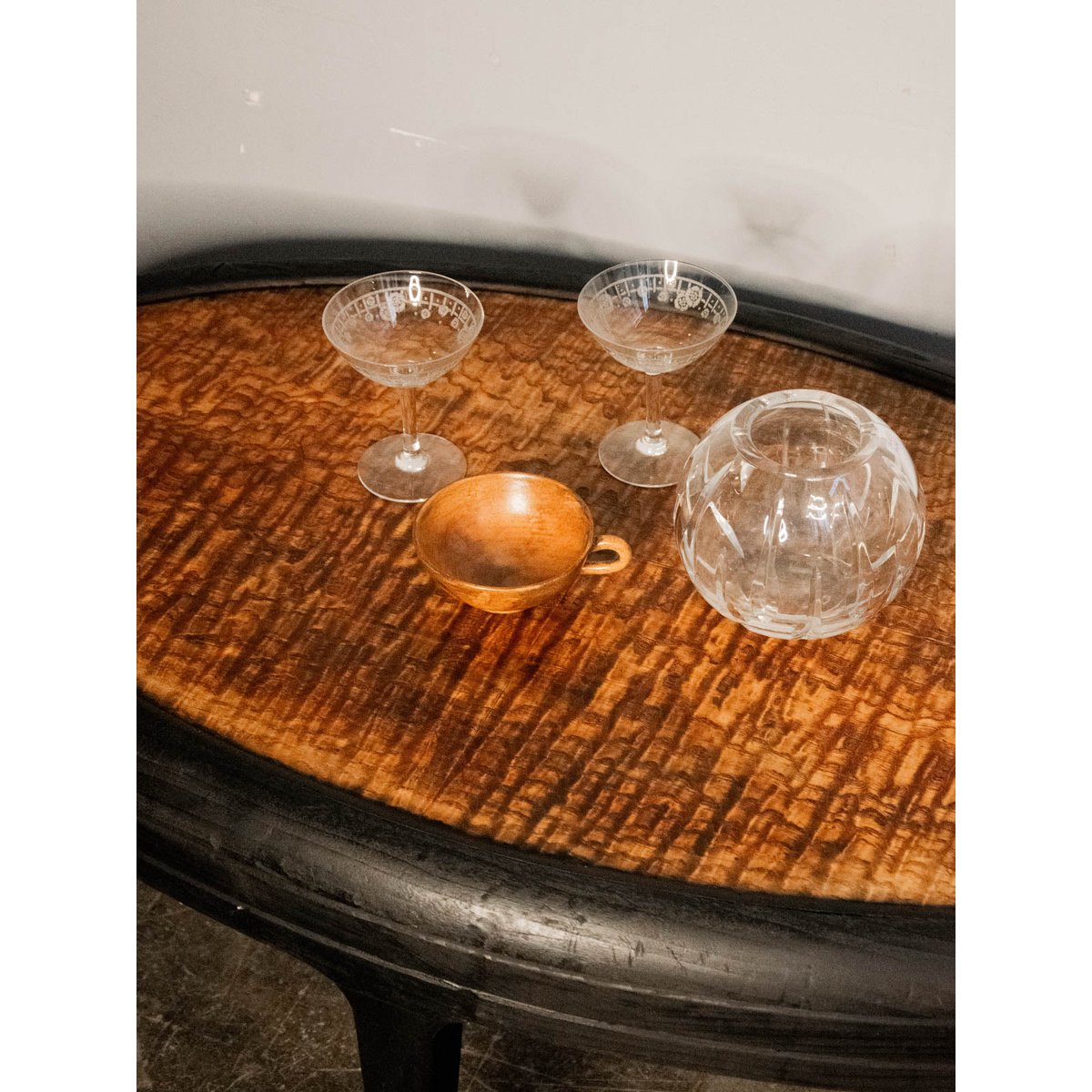 Table basse ovale en bois Léonie N°400 - Bon état noir, DEBONGOUT