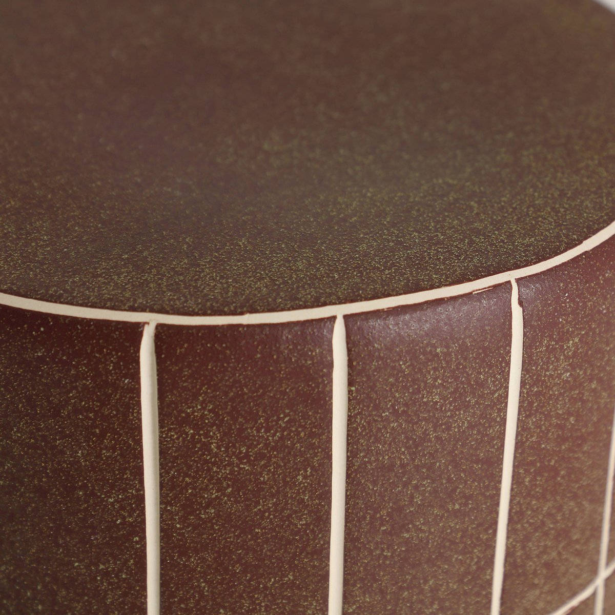Table d'appoint en céramique collection S.TANK marron mat avec lignes contrastées, RECOLLECTION