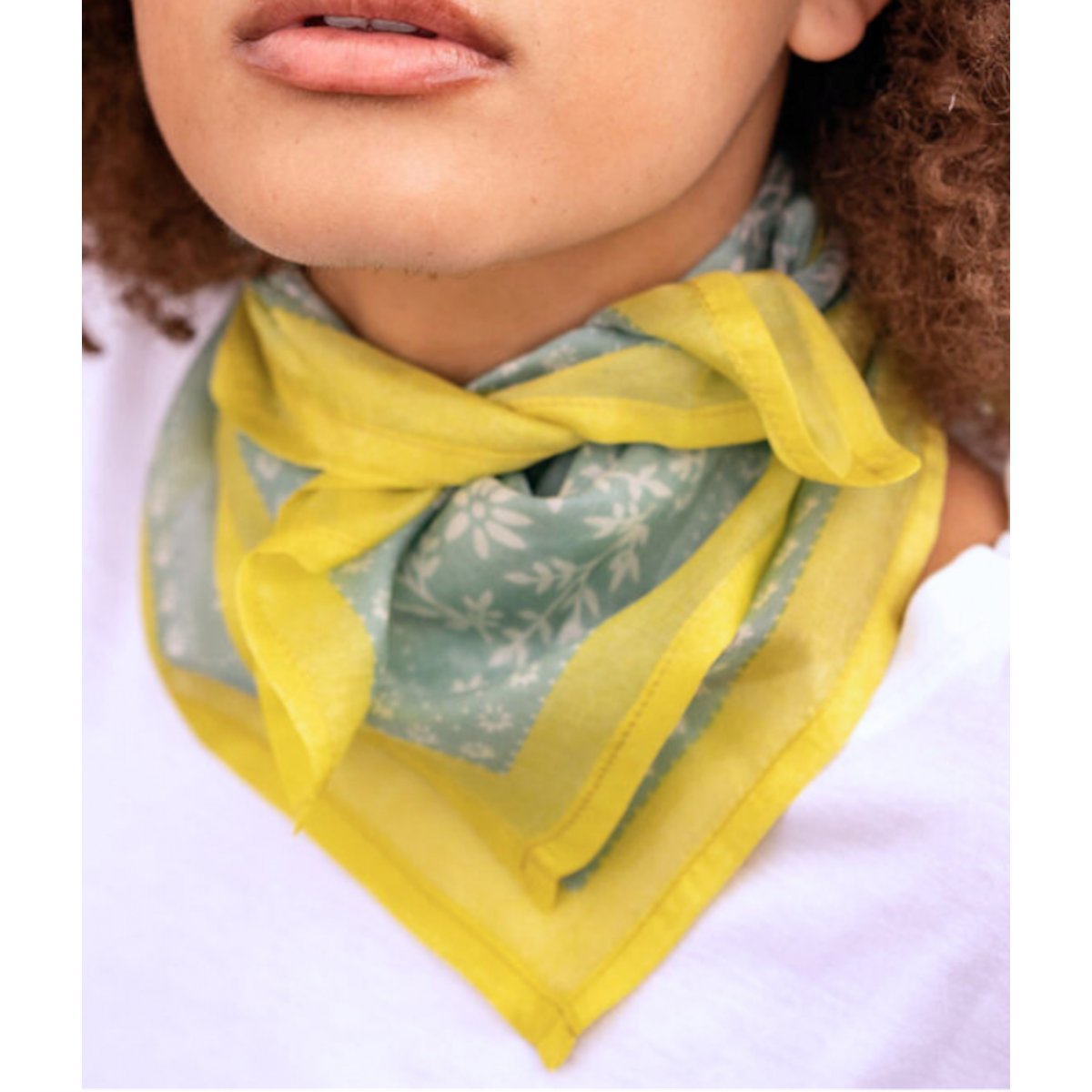 Grand foulard en soie imprimé KARMA bleu ciel, BINDI ATELIER