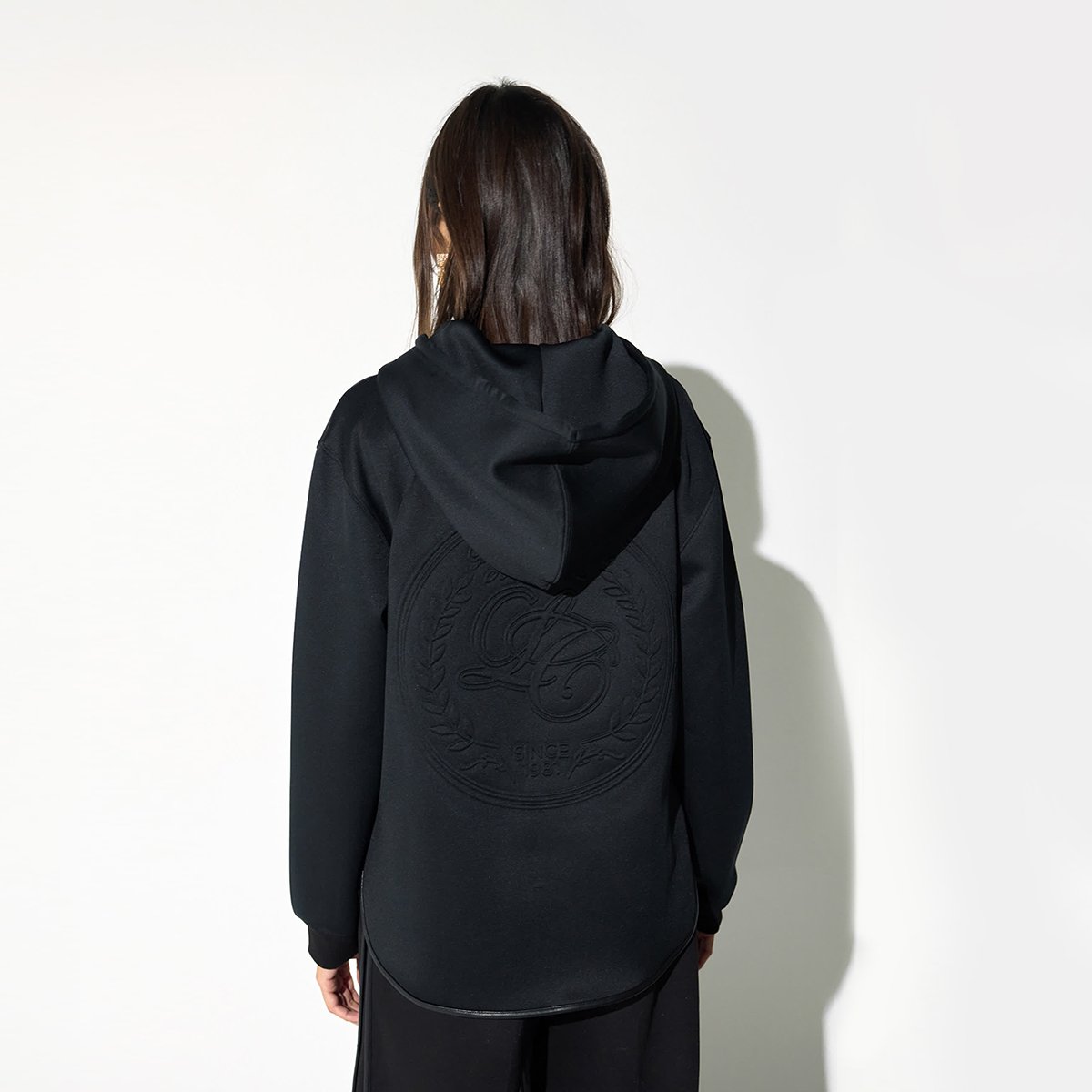 Sweat zippé à capuche avec poche faux cuir noir, LOLA CASADEMUNT