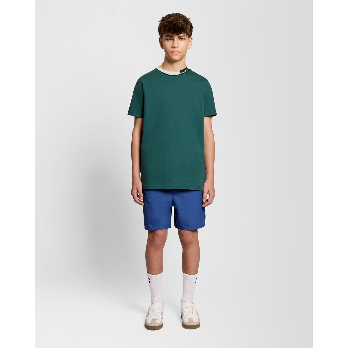 T-shirt à liserés contrastés logo au col vert everglade, LYLE & SCOTT