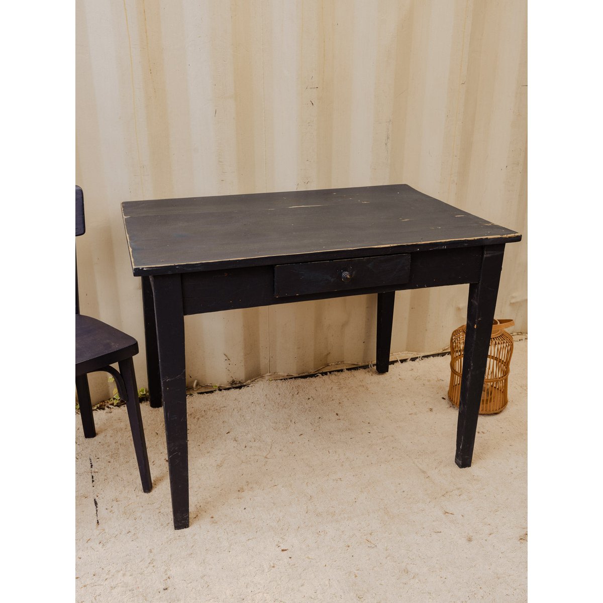 Table à manger en bois bleu foncé Romy N°1486 - Bon état bleu foncé, DEBONGOUT