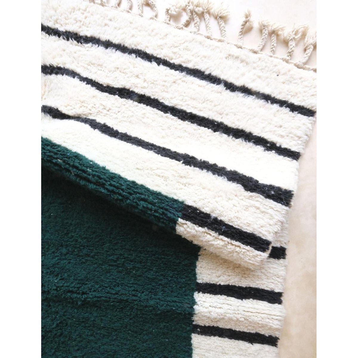 Tapis berbère contemporain aux lignes graphiques en laine 184 x 276 cm vert naturel, AFK LIVING