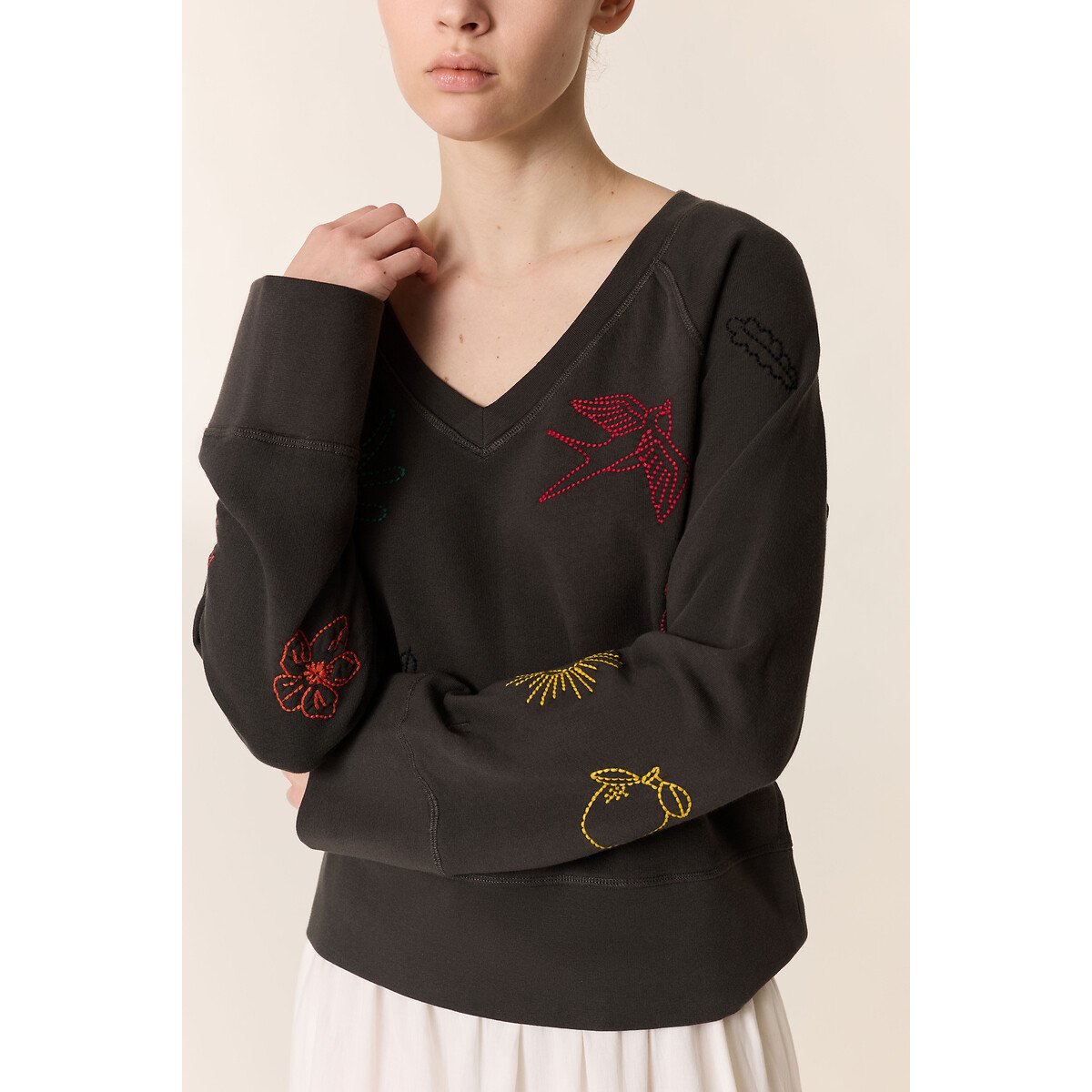Shavi Embroidered V-Neck Sweatshirt carbon, LEON & HARPER
