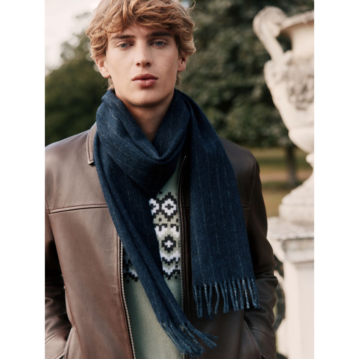 Écharpe en laine mérinos x moons bleu marine rayé, NEXT