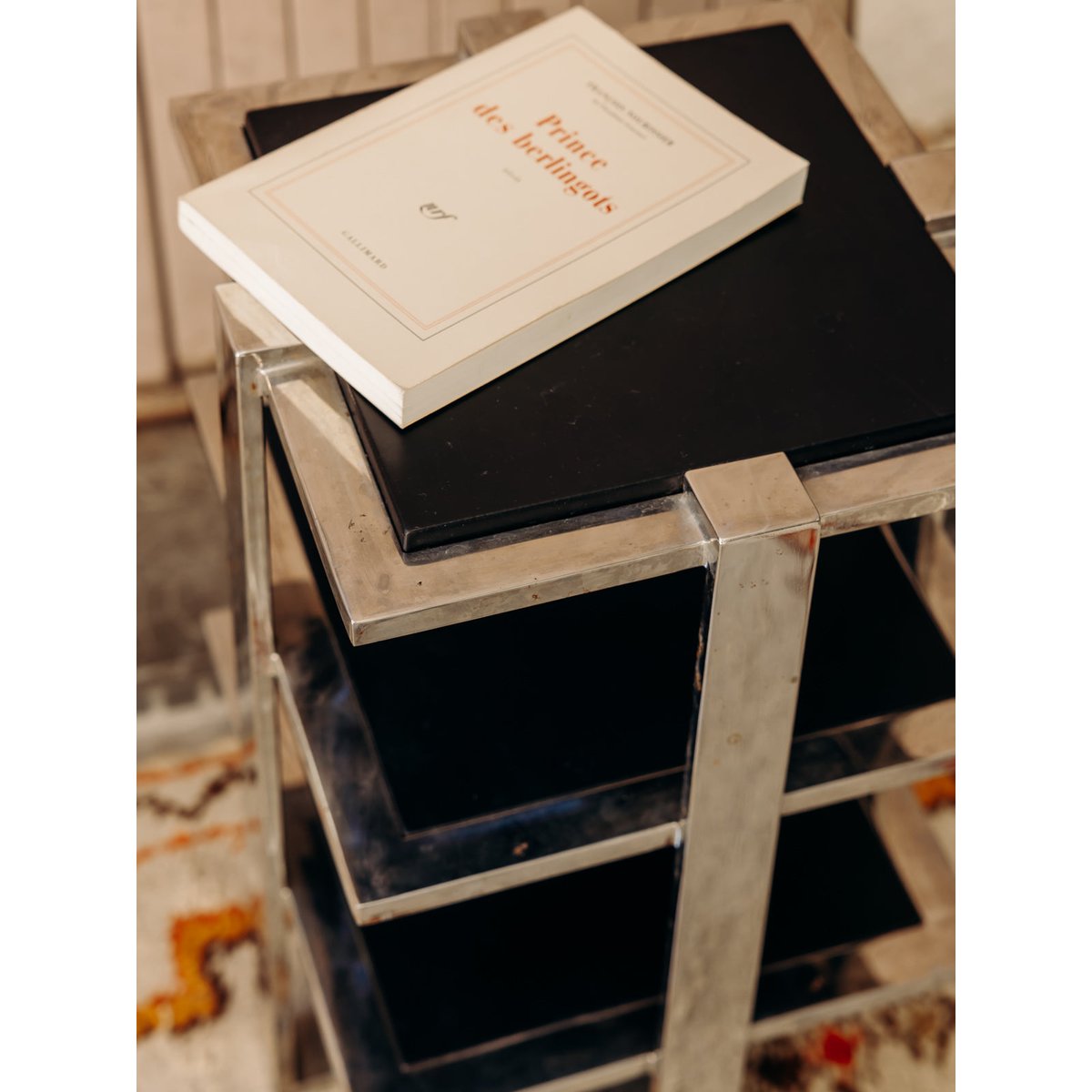 Table d'appoint mid-century Hanna N°1561 - Bon état noir, DEBONGOUT