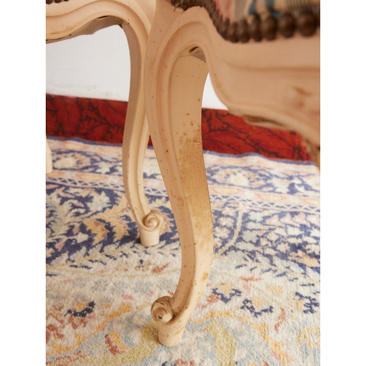 Paire de chaises style Louis XVI en bois Claude N°1691 - Bon état blanc, DEBONGOUT