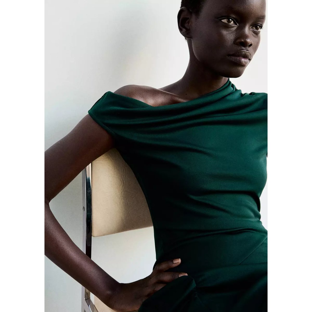 Robe asymétrique froncée vert foncé, MANGO