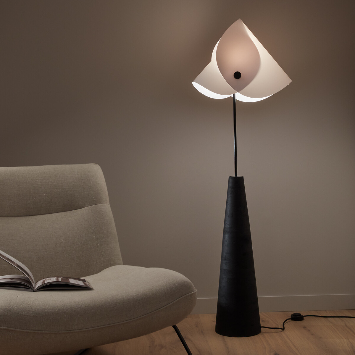 Lampada da terra, Orukami, design di Emmanuel Gallina bianco crema, AM.PM X EMMANUEL GALLINA