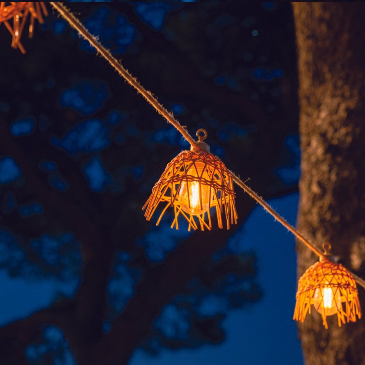 Guirlande lumineuse extérieur 10 abat-jour exotique paille MINI HAWAI LIGHT HYBRID LED blanc chaud 8m solaire et sur secteur marron, LUMISKY