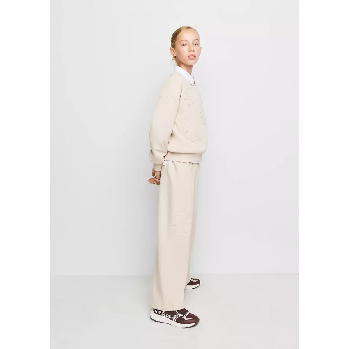 Pantalon jogger avec fleur brodée écru, MANGO KIDS